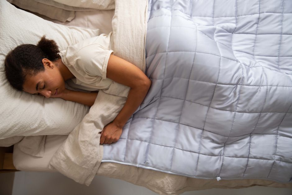 Couverture lestée : guide et comparatif pour mieux dormir