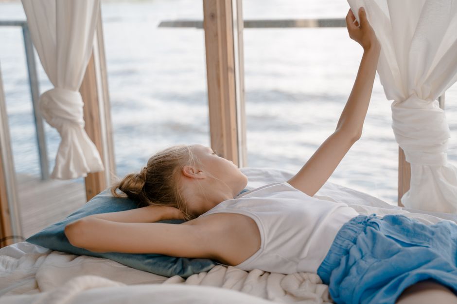 Comment rafraîchir une chambre sans clim : 12 solutions testées