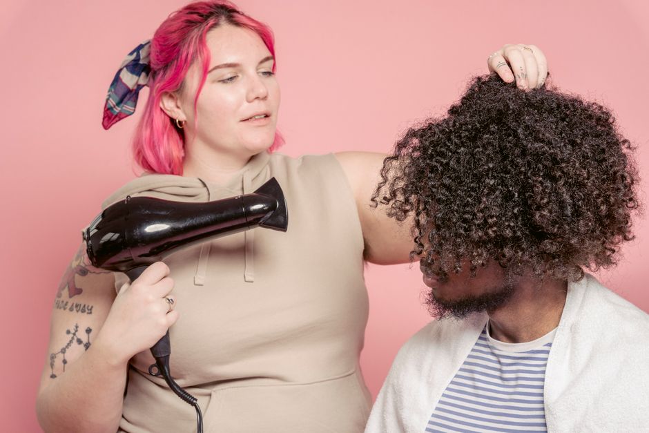 Quel sèche-cheveux pour cheveux bouclés ? Notre sélection