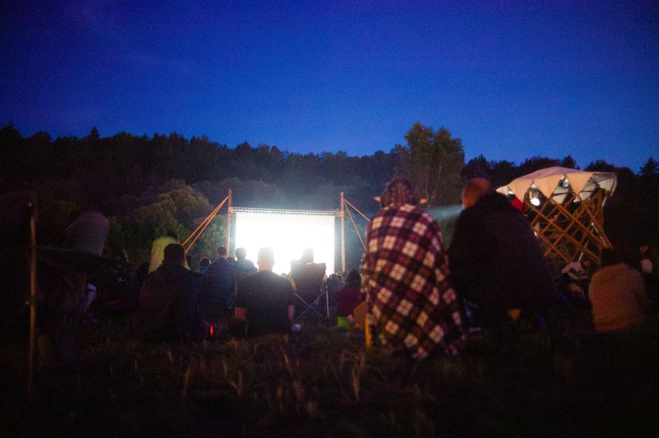 Vidéoprojecteur portable : le guide pour vos soirées ciné en plein air